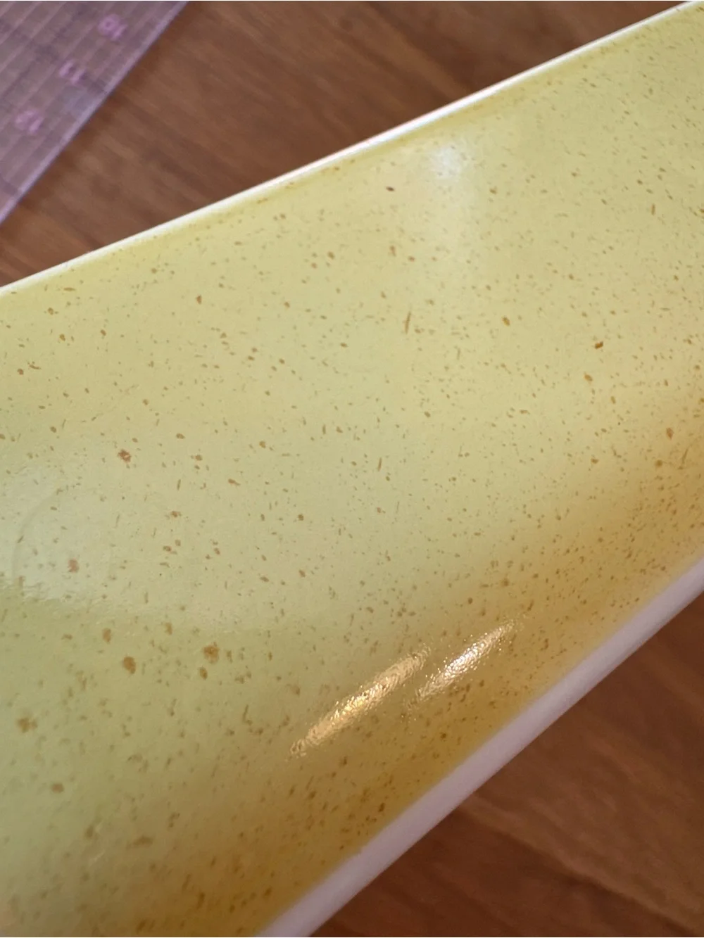 🌾 Vintage Pyrex “Desert Dawn” Yellow Speckled Lasagna Dish + Woven Rattan Tray